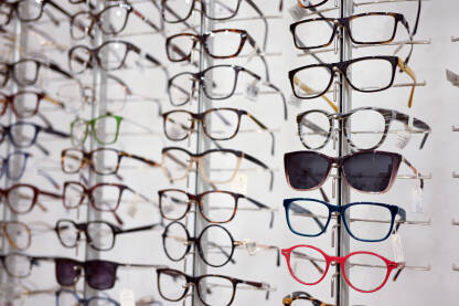 Naočala izložene u optičarskoj radnji. Veliki broj naočala i sunčanih naočala na prodaju.