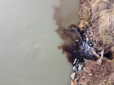 Opasne hemikalije se ispuštaju u rijeku. Industrijske otpadne vode, snimak dronom. Kanalizacija se izlijeva u rijeku. Zagađenje životne sredine. Ekološka katastrofa. Kontaminacija vode.