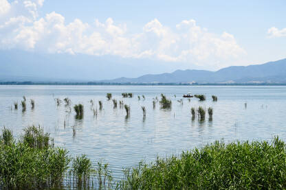 Jezero Dojran, Sjeverna Makedonija/Grčka Jezero Dojran smješteno je između Sjeverne Makedonije i Grčke.