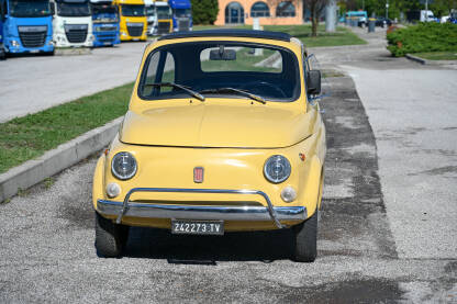 Stari Fiat 500 na parkingu. Legendarni talijanski Fiat 500.