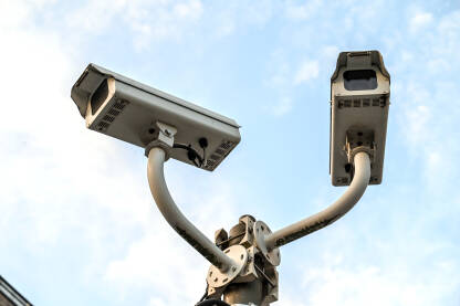 CCTV kamera na stubu. Profesionalne sigurnosne kamere skeniraju ulicu. Snimanje videa kamerom u 4K. Nadzorna kamera.