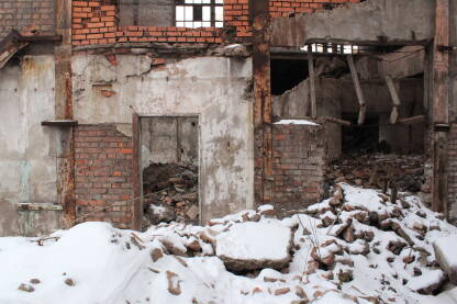 Na fotografiji se nalazi ulaz u napušteni dio fabrike koja je razrušena. pored toga vidi se i srušeni zid