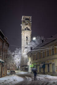 Snijeg u Bihaću sa Crkvom svetog Antuna u pozadini.