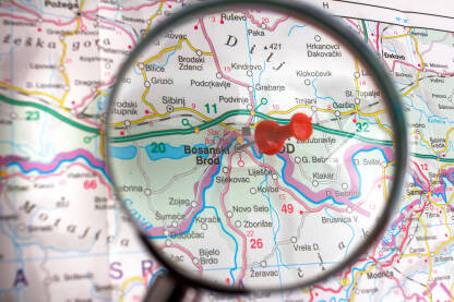 Bosanski Brod - zakačen grad na mapi pogled kroz lupu