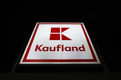 Kaufland znak na supermarketu. Njemački međunarodni diskontni trgovački lanac. Kaufland prodavnica u gradu.
