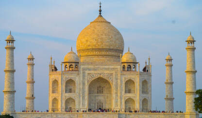 očaravajući Tadž Mahal u suton.