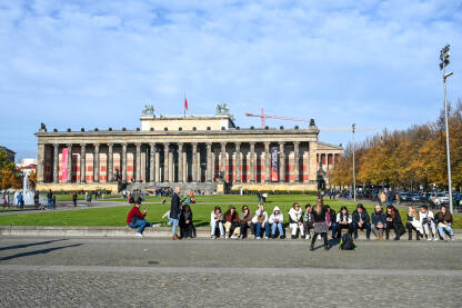 Berlin, Njemačka. Grupa turista ispred muzeja.