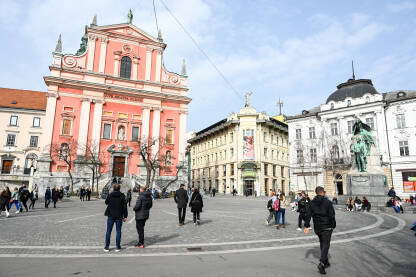 Ljubljana, Slovenija: Ljudi šetaju centrom grada. Prešerenov trg u Ljubljani.