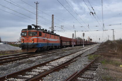 Teretna kompozicija voza sa lokomotivom Željeznica Republike Srpske u stanici Šamac