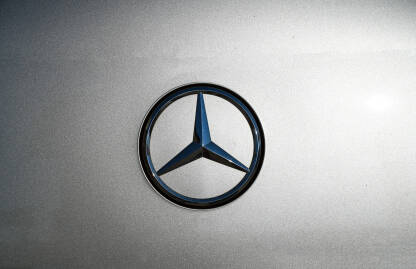 Mercedes znak na autu. Logo. Mercedes-Benz je njemačka luksuzna automobilska kompanija.