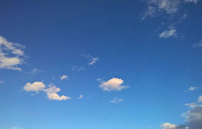 plavo nebo sa malim oblacima