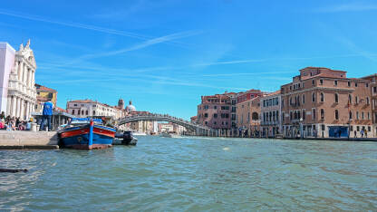 Venecija, Italija: Historijske građevine uz more. Popularno turističko odredište. Mostovi i brodice.