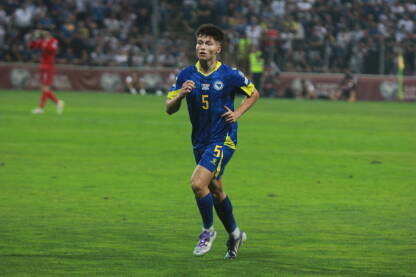 Reprezentativac Bosne i Hercegovine Esmir Bajraktarević u dresu reprezentacije. Inače nastupa za PSV.