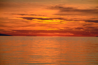 Crveno nebo nakon zalaska sunca na moru. Prekrasan zalazak sunca na Jadranskom moru.