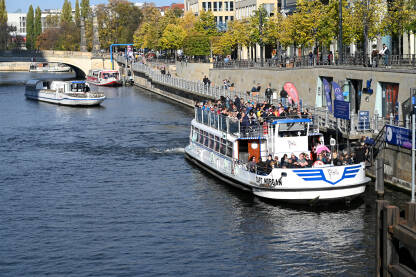 Brod sa turistima na rijeci u Berlinu, Njemačka.