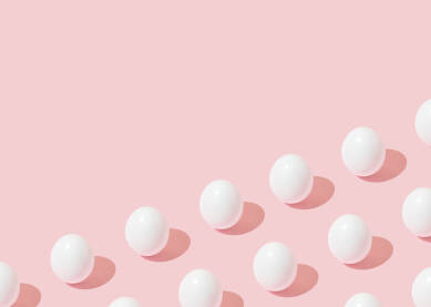 Pozadinski uzorak od bijelih jaja na ružičastoj pozadini.