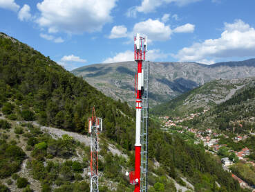 GSM radio i TV toranj koji emituje signal na brdu, snimak dronom. Telekomunikacijski toranj na planini emituje signal, snimak dronom. Toranj sa antenama za mobilne telefone.