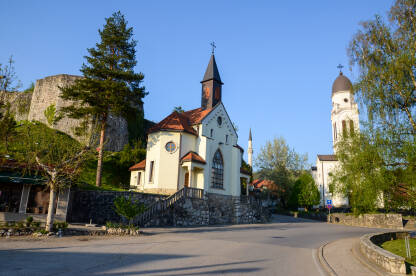 Bosanska Krupa. Crkve, džamija i tvrđava u centru grada.