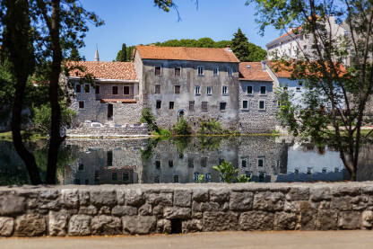 Pogleda na trebinjski Stari Grad preko rijeke Trebišnjice.