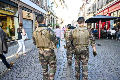Strazbur, Francuska: Vojnici u uniformi i sa puškama patroliraju gradom.