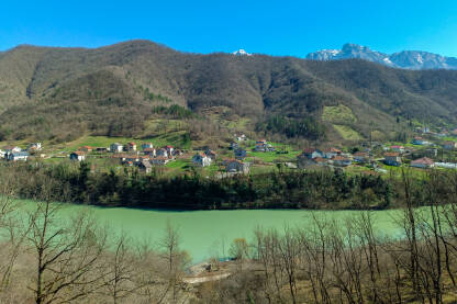 Naselje na obali jezera Naselje Djevor na obali grabovičkog jezera, Općina Jablanica