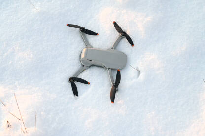 Dron izgubljen u snijegu. Dron koji je pao u snijeg.