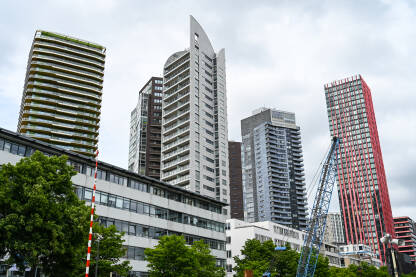Moderni neboderi u Roterdamu, Holandija. Zgrade u centru grada. Moderna arhitektura.