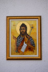 Ikona Svetog Jovana Krstitelja ručno oslikana na staklu.