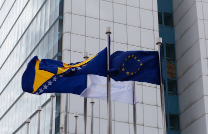 Zastava Bosne i Hercegovine , zastava Evropske unije  na jarbolu   ispred  BiH Parlamenta.