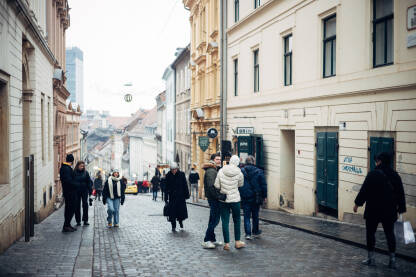 Turisti u Zagrebu tokom hladnog decembarskog dana