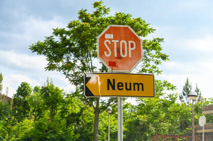 Saobraćajni znak stop i za grad Neum. Saobraćajni znak na ulici u gradu.