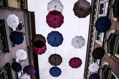 Šareni kišobrani na sarajevskim ulicama otkačeni na žici, služe kao ukras grada