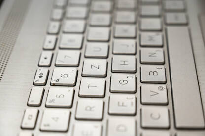 Tastatura na laptopu.