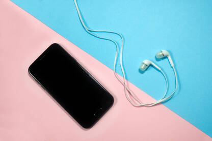 Telefon i slušalice na pozadini u boji
