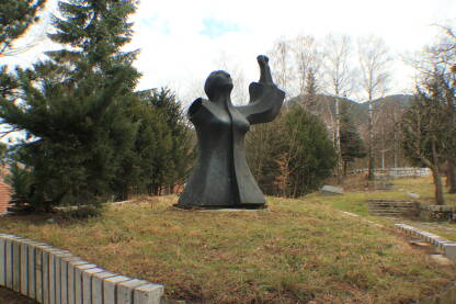 Bronzani spomenik ženi borcu u memorijalnom kopleksu Vraca, Sarajevo. Spomenik je preživio rat, ali su 2003. pokušali da ga isjeku u staro gvožđe. Otada joj nedostaje ruka.