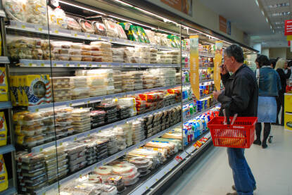 Čovjek kupuje u trgovini. Kupci u supermarketu. Prodavnica hrane. Hrana na policama u trgovini.