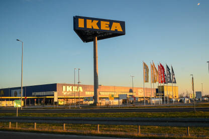IKEA znak ispred trgovine. IKEA znak ispred trgovine. IKEA je poznati švedski lanac namještaja. IKEA trgovina u Zagrebu.