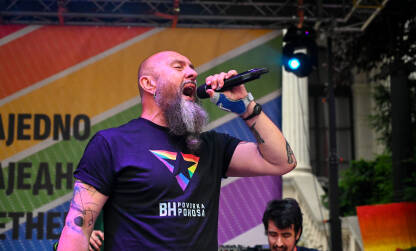 Muzičar Srđan Gino Jevđević, pjevač grupe Kultur Shock pjeva na bini tokom Bh. Povorke ponosa 2023.