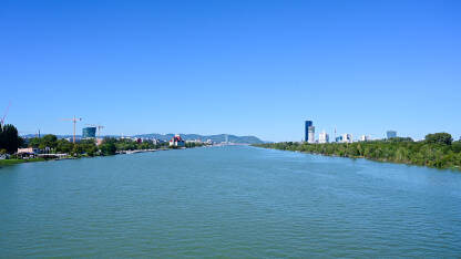 Rijeka Dunav u Beču, Austrija. Zgrade u pozadini.