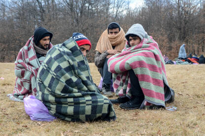 Grupa migranata sa dekama na livadi. Balkanska migrantska ruta. Izbjeglice u Bosni i Hercegovini žive u vrlo lošim uslovima.