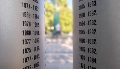 Spomenik ubijenoj djeci Sarajeva 1992 - 1995. godine. Prikaz godina ubijene djece.