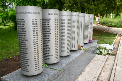 Spomenik ubijenoj djeci opkoljenog Sarajeva, Bosna i Hercegovina. Spomenik posvećen djeci žrtvama opsade Sarajeva. Spomen-obilježje djeci ubijenoj tokom opsade Sarajeva 1992–1995. godine.