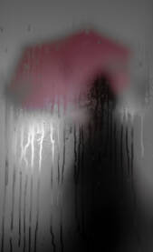 Silueta žene iza stakla sa kišobranom pink / roze boje. 8. mart u Bosni i Hercegovini, prava žena, koncept; misterija, misteriozno, strah, strašno, horor