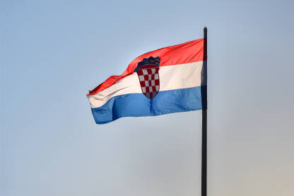 Zastava Hrvatske se viori na vjetru