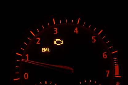 Brzinomjer. Pokazivač broja okretaja u minuti u automobilu. Provjerite motor.
