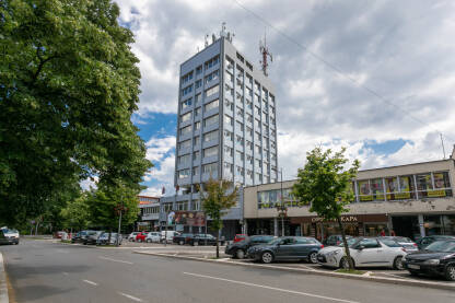 Valjevo, centar grada Valjevo: najprometnija gradska raskrsnica i trg, zgrada Opštine i robna kuća