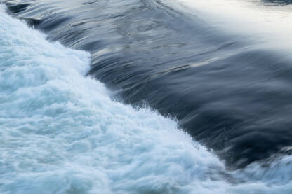 Voda teče preko barijere ili prelivanje preko brane