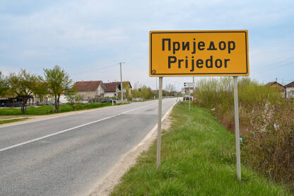 Tabla na ulazu u Prijedor, grad u Republici Srpskoj, Bosna i Hercegovina.