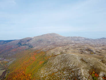 Planinski lanac u jesen. Snimak šume iz zraka dronom u oktobru. Planina Cincar, Bosna i Hercegovina.