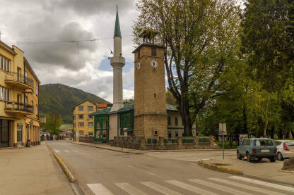 Hadzi Alibegova dzamija i sahat kula u centru travnika